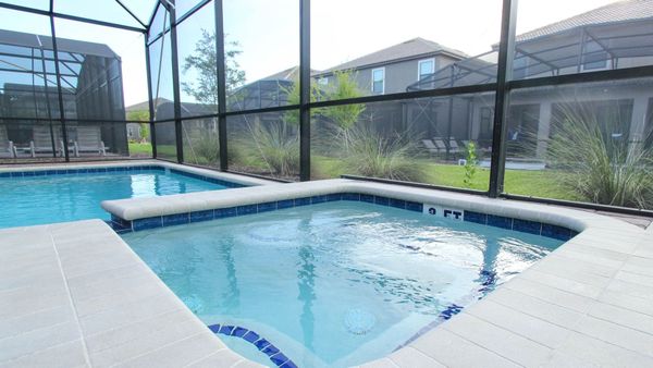Spa
Pool Faces East