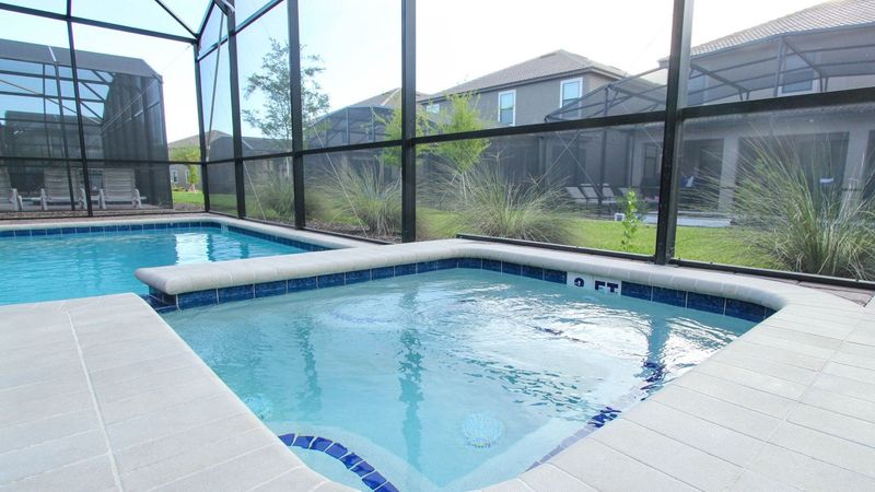 Spa
Pool Faces East