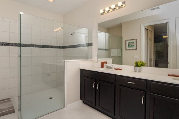 Master King Bathroom (Bed 1)
Downstairs
(Shower)