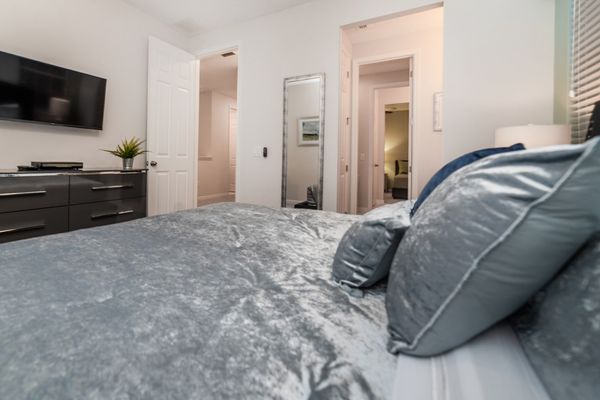 King Bedroom 3 (Angle)
39" Smart TV