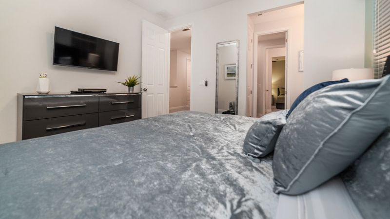 King Bedroom 3 (Angle)
39" Smart TV