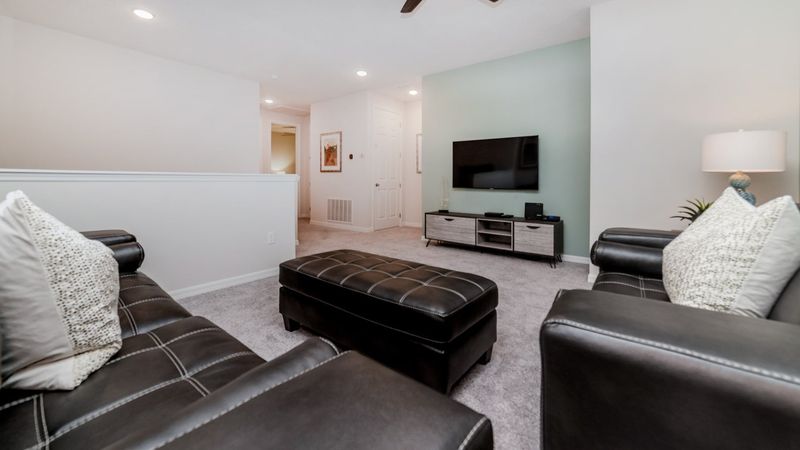 Loft Angle
55" Smart TV