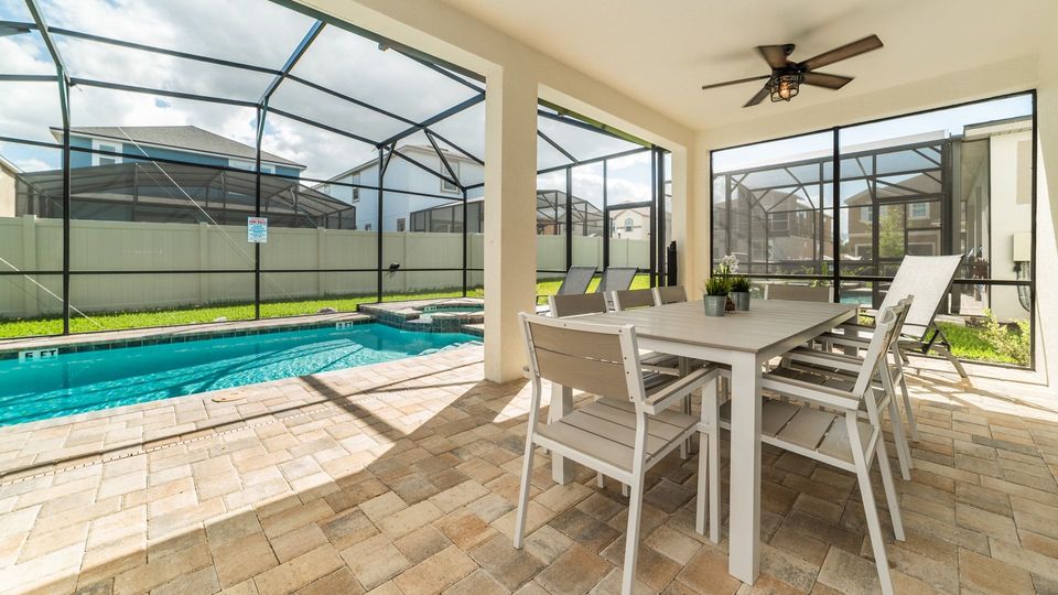Patio Dining
Pool Faces South