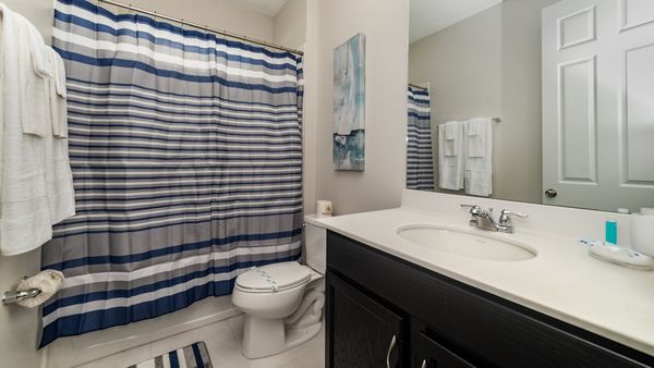 Hall Bathroom  Upstairs
(Tub/Shower Combo)