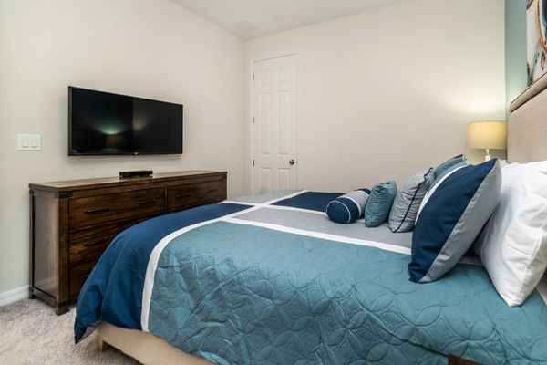 Queen Suite Bedroom 2 (Angle)
43" Smart TV