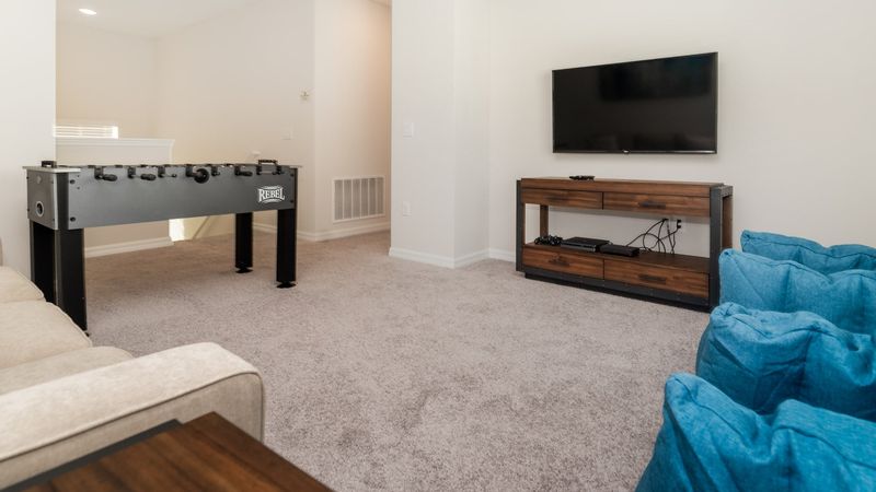 Loft Angle
50" Smart TV
PS4
Foosball
