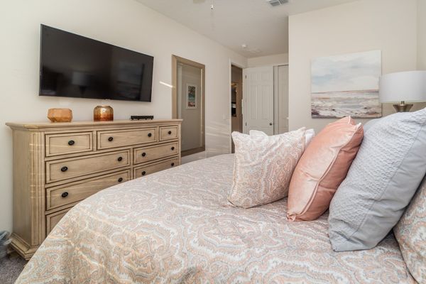 Queen Suite Bedroom 4 (Angle)
50" Smart TV