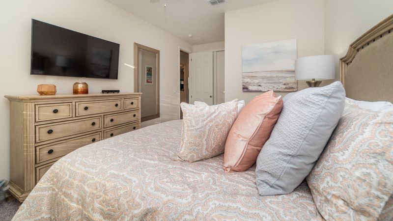 Queen Suite Bedroom 4 (Angle)
50" Smart TV