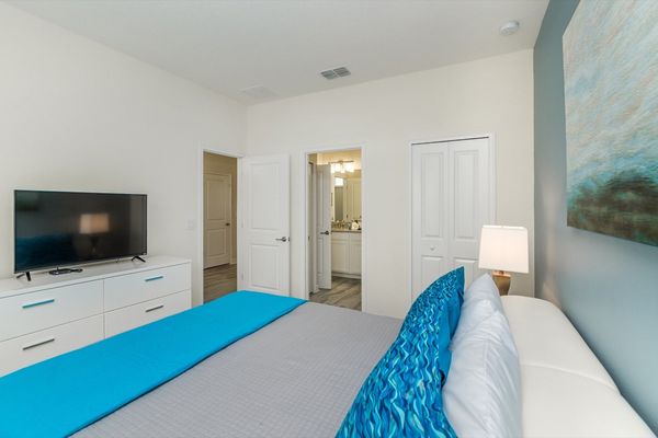 King Bedroom 2 (Angle)
43" TV