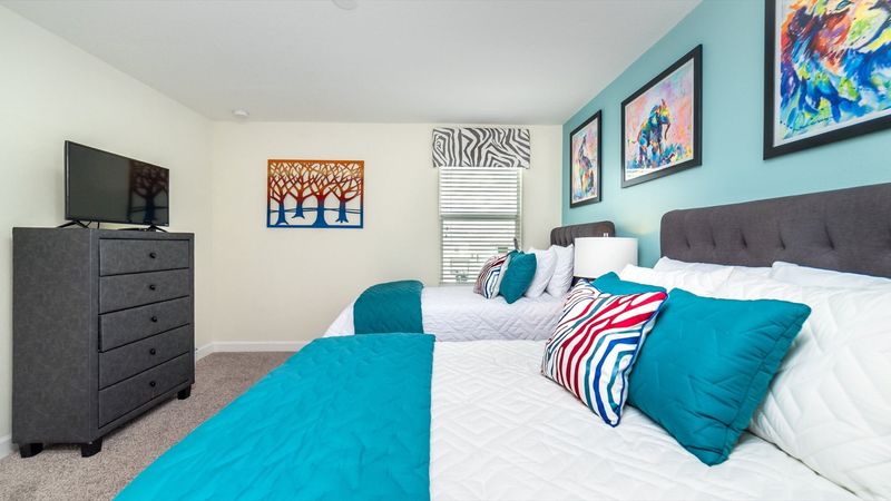 Twin/Full Bedroom 6 (Angle)
32" TV
