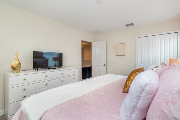 King Bedroom 4 (Angle)
55" Smart TV
TV has been replaced since this picture was taken