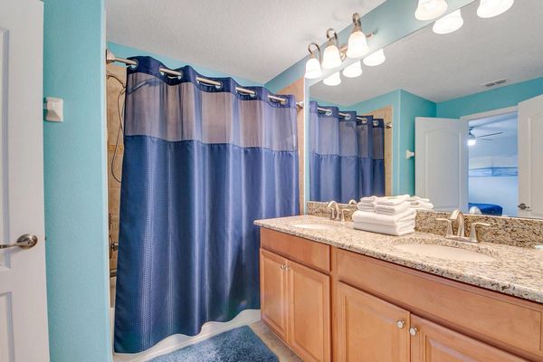 Master King Bathroom 3
Upstairs
Tub/Shower Combo