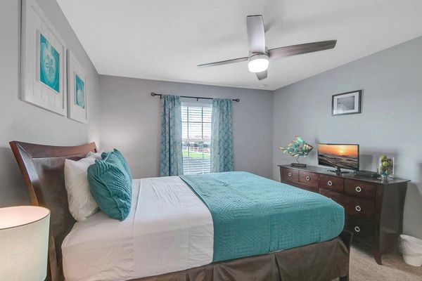 Queen Bedroom 2 (Angle)
32" Smart TV