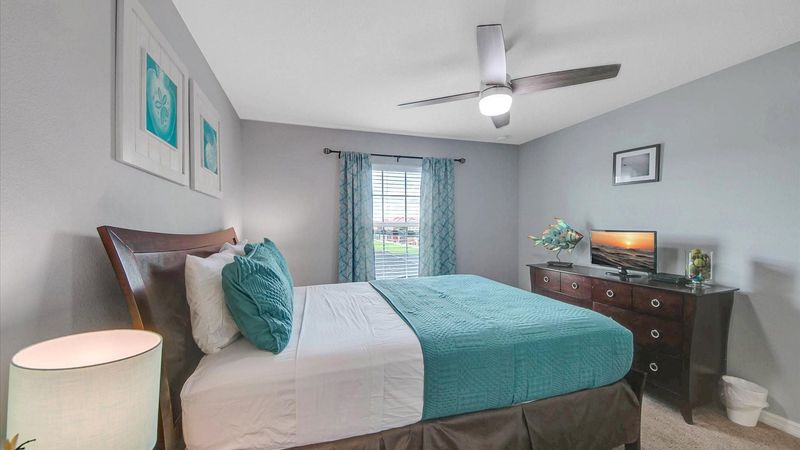 Queen Bedroom 2 (Angle)
32" Smart TV