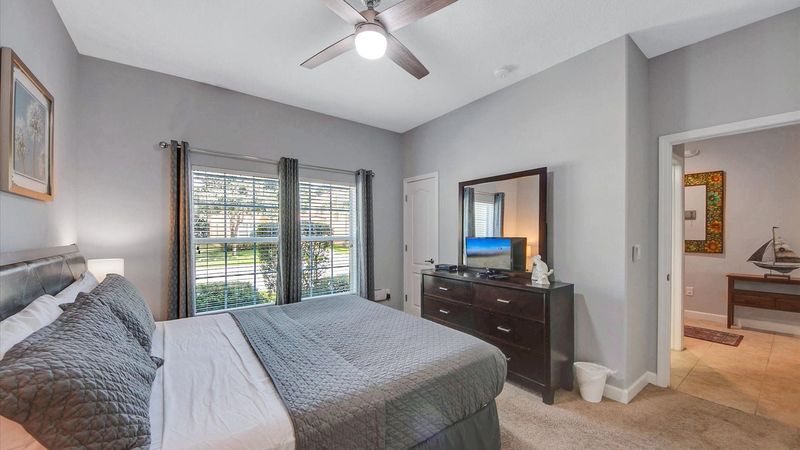 King Bedroom 1 (Angle)
32" Smart TV