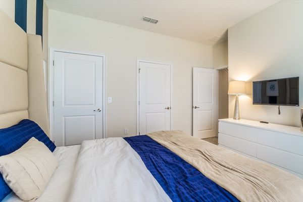 King Bedroom 1 Downstairs
32" TV