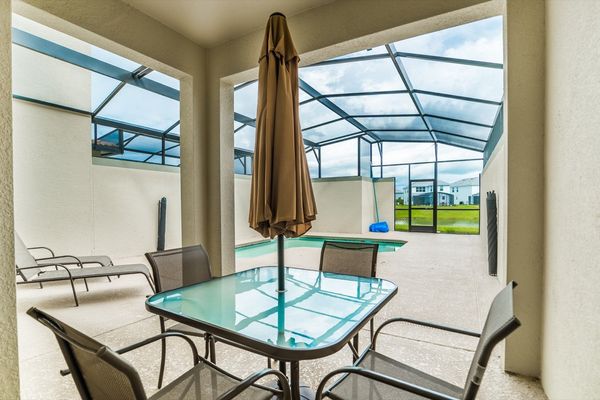 Pool
Faces Southeast