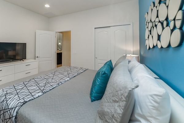 Master King Bedroom 1
43" TV