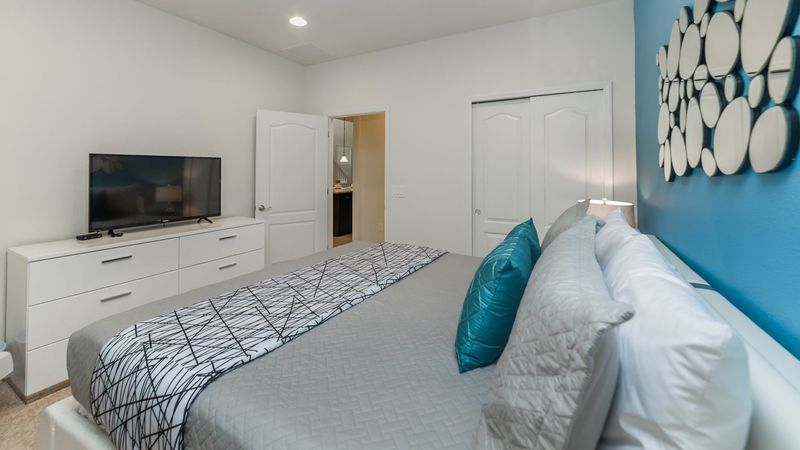 Master King Bedroom 1
43" TV