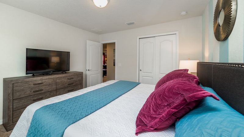 King Bedroom 4
43" TV