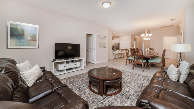 Living Room
55" Smart TV