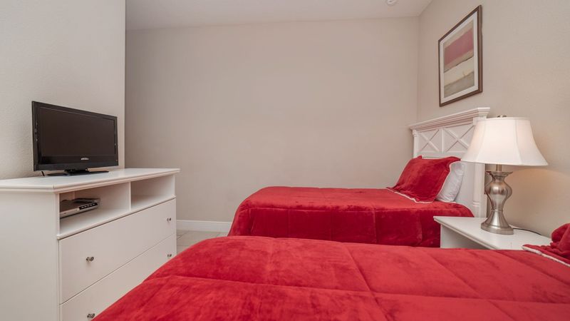 Twin/Double Suite Bedroom 4 (Angle)
26" TV