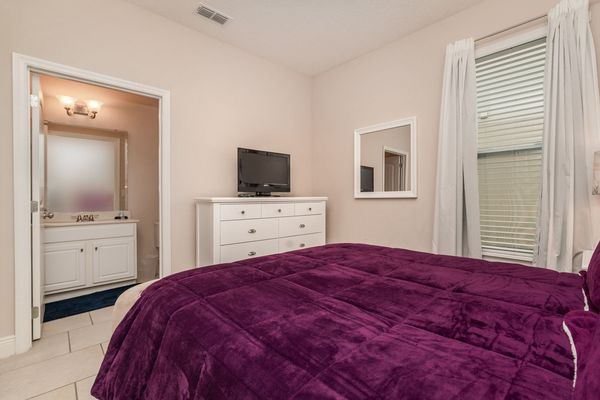 Queen Suite Bedroom 3 (Angle)
32" Smart TV