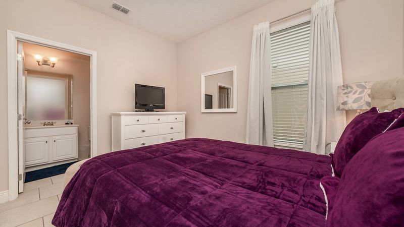 Queen Suite Bedroom 3 (Angle)
32" Smart TV