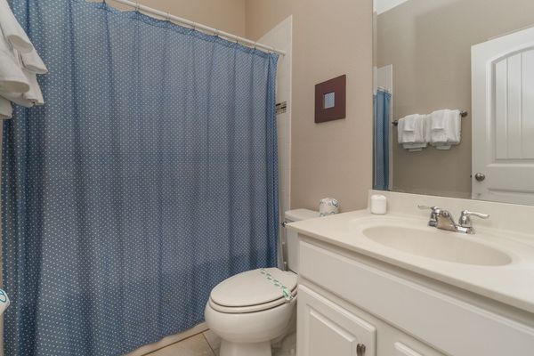 Twin/Double Suite Bathroom (BED 4) 
(Tub/Shower Combo)