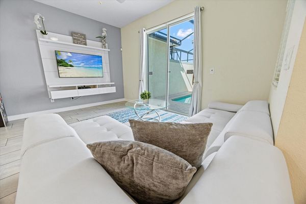 Living Room
55" Smart TV