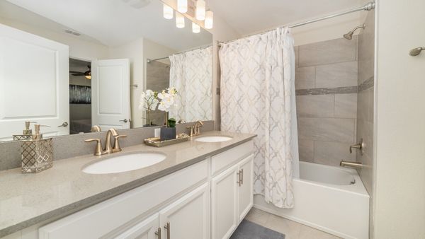 Master King Bathroom (Bed1)
(Tub/Shower Combo)