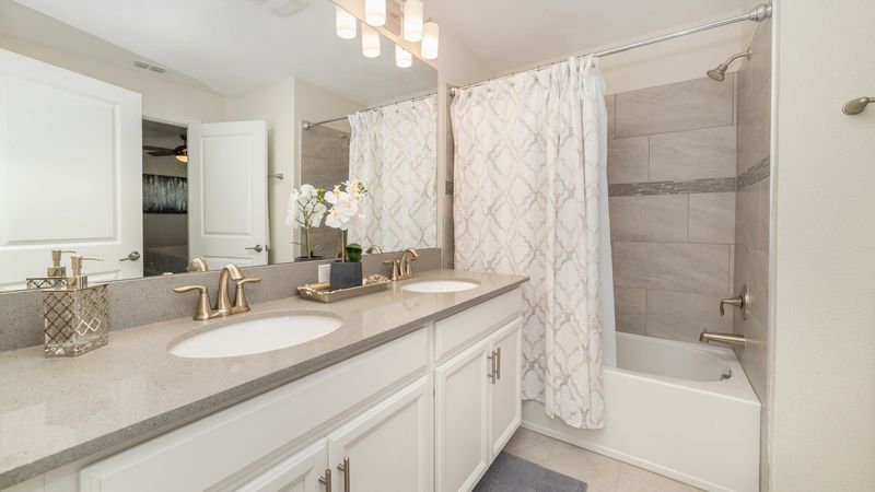 Master King Bathroom (Bed1)
(Tub/Shower Combo)