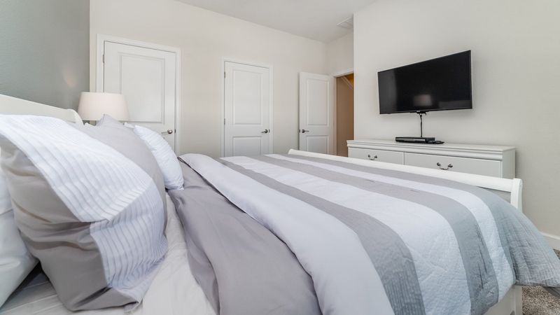 King Bedroom 4 (Angle)
43" Smart TV