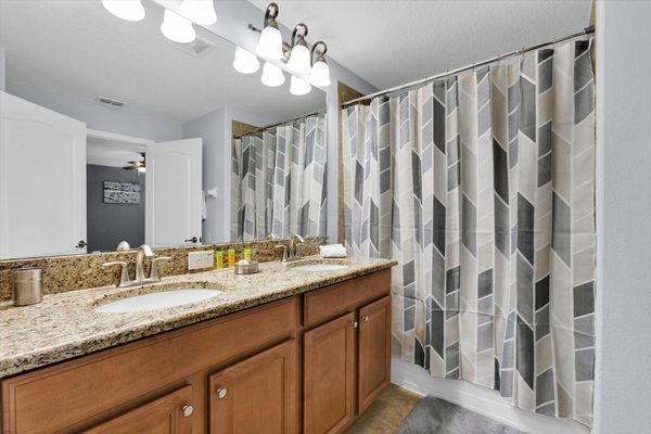Master King Bathroom 3 Upstairs
Tub/Shower Combo