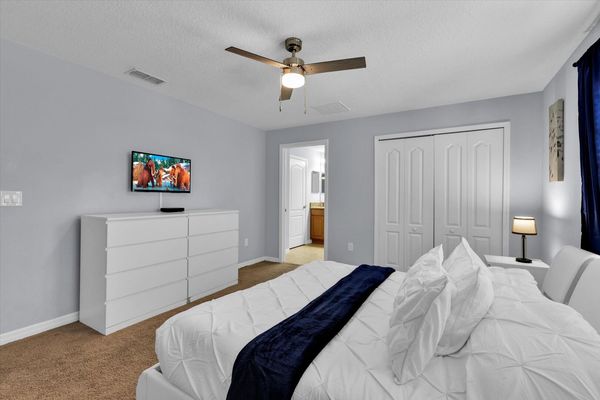 Master King Bedroom 4 (Angle)
32" TV