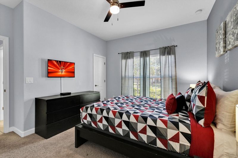 Queen Bedroom 1 (Angle)
32" TV