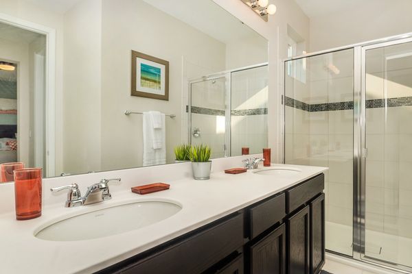 Master King Bathroom Upstairs
(Bed 1) (Shower)