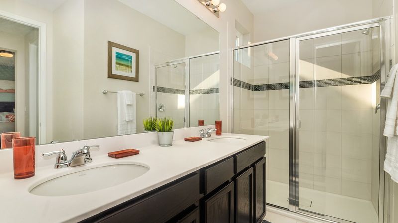 Master King Bathroom Upstairs
(Bed 1) (Shower)