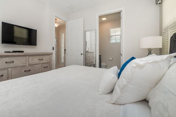 King Suite Bedroom 2 (Angle)
40" smart TV