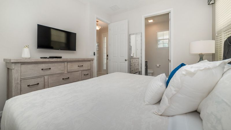 King Suite Bedroom 2 (Angle)
40" smart TV