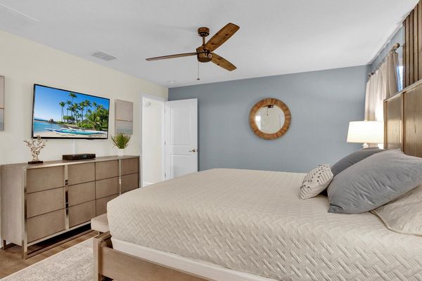 Master King Bedroom 1 (Angle)
50" TV