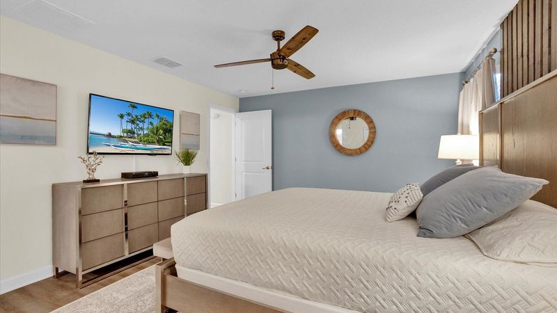 Master King Bedroom 1 (Angle)
50" TV