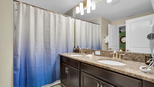 Master King Bathroom 1
Tub/Shower Combo