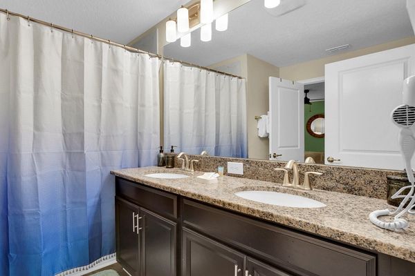 Master King Bathroom 1
Tub/Shower Combo