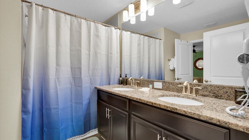 Master King Bathroom 1
Tub/Shower Combo