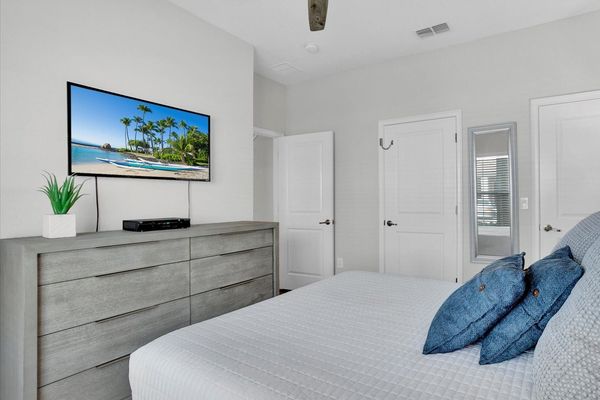 Queen Bedroom 4 (Angle)
43" TV