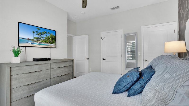 Queen Bedroom 4 (Angle)
43" TV
