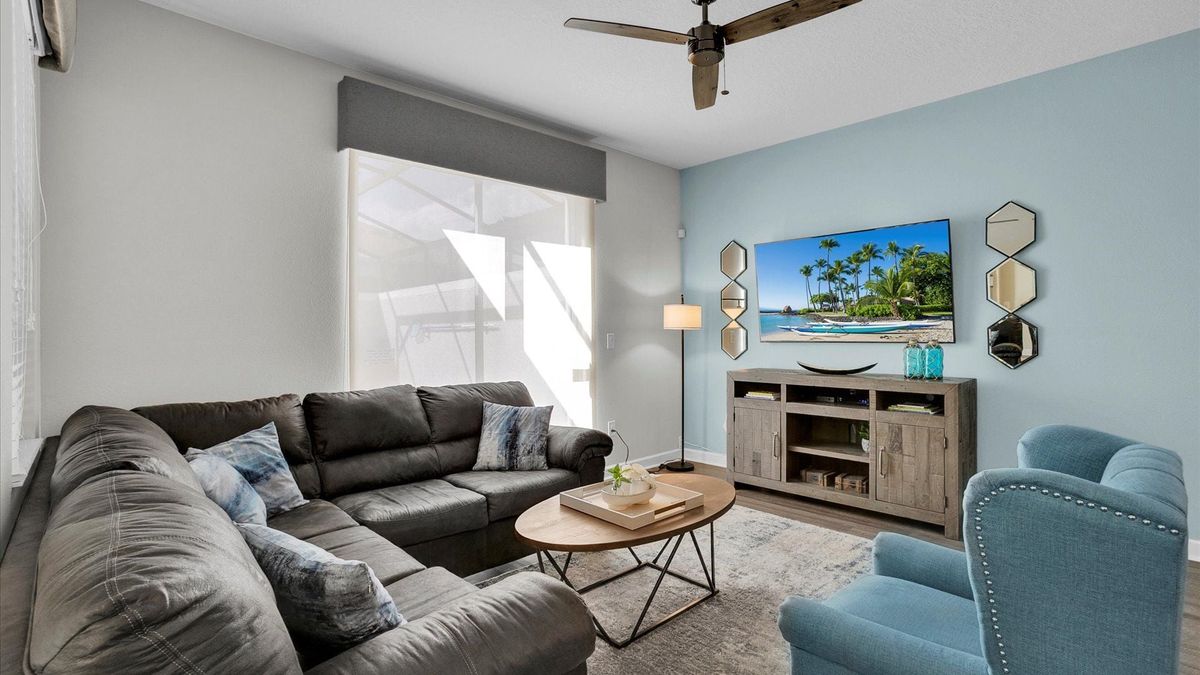 Living Room
65" Smart TV Blu-Ray