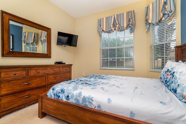 Queen Bedroom 2(Angle)
32" TV