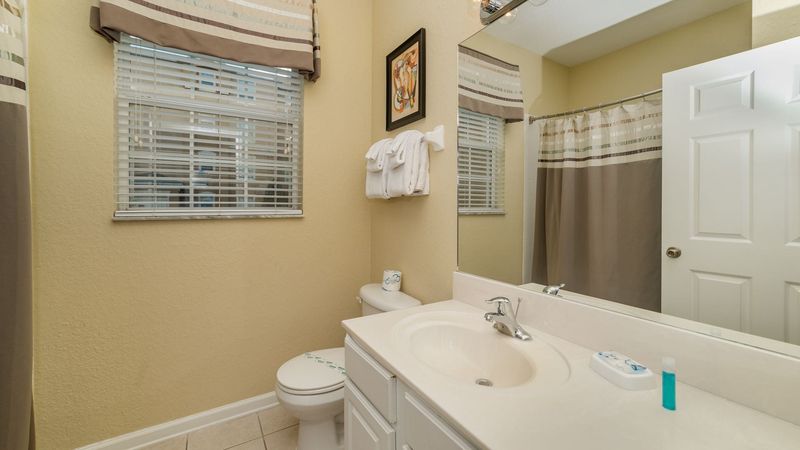 Hall Bathroom 2
Tub/Shower Combo